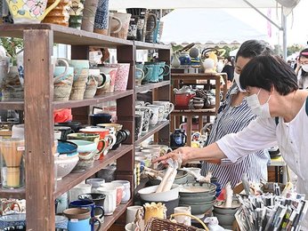 値打ちな器を品定め「たじみ陶器まつり」多様な食器ずらり | 岐阜新聞