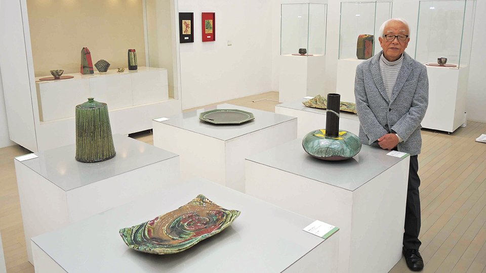 今織部」革新的な表現 陶芸家玉置さん、多治見で個展 幾何学模様の壺や