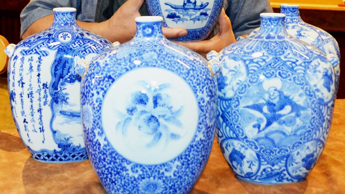 戦中の代用品のはず…高山市の窯元で「絵付けの陶製水筒」発見 焼成