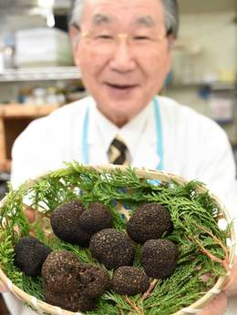 驚きの発見！高山市の山中で黒トリュフ 旅館の元料理長が入手 最初に