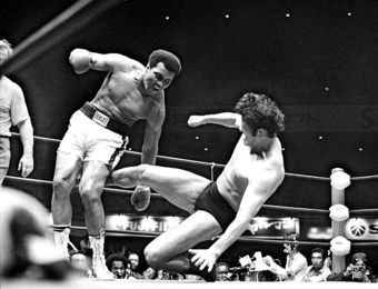 猪木さん 76年 伝説のアリ戦 挑む姿勢が共感呼ぶ 岐阜新聞web 猪木さん 76年 伝説のアリ戦 挑む姿勢が共感呼ぶ 岐阜新聞web