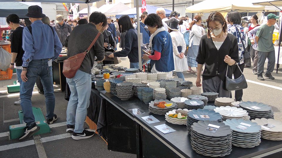 美濃焼の大陶器市「たじみ陶器まつり」開幕 47社出展、15万人来場