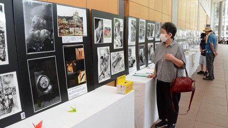 写真が語る戦争の悲惨さ、地上戦や投下の様子伝える 岐阜・関市で沖縄戦・原爆展 | 岐阜新聞デジタル