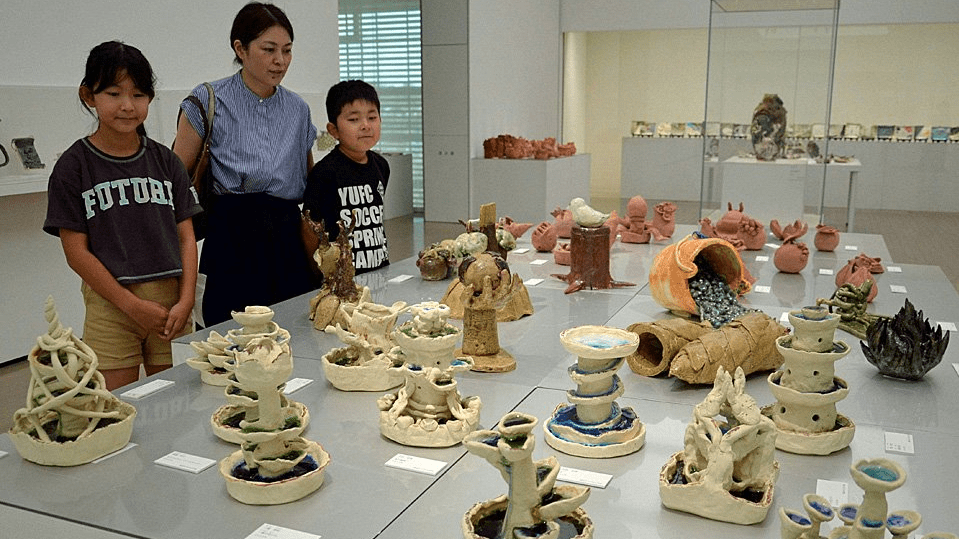 置物や器、陶芸に込めた豊かな発想 「大地のこどもたち」展開幕 岐阜県