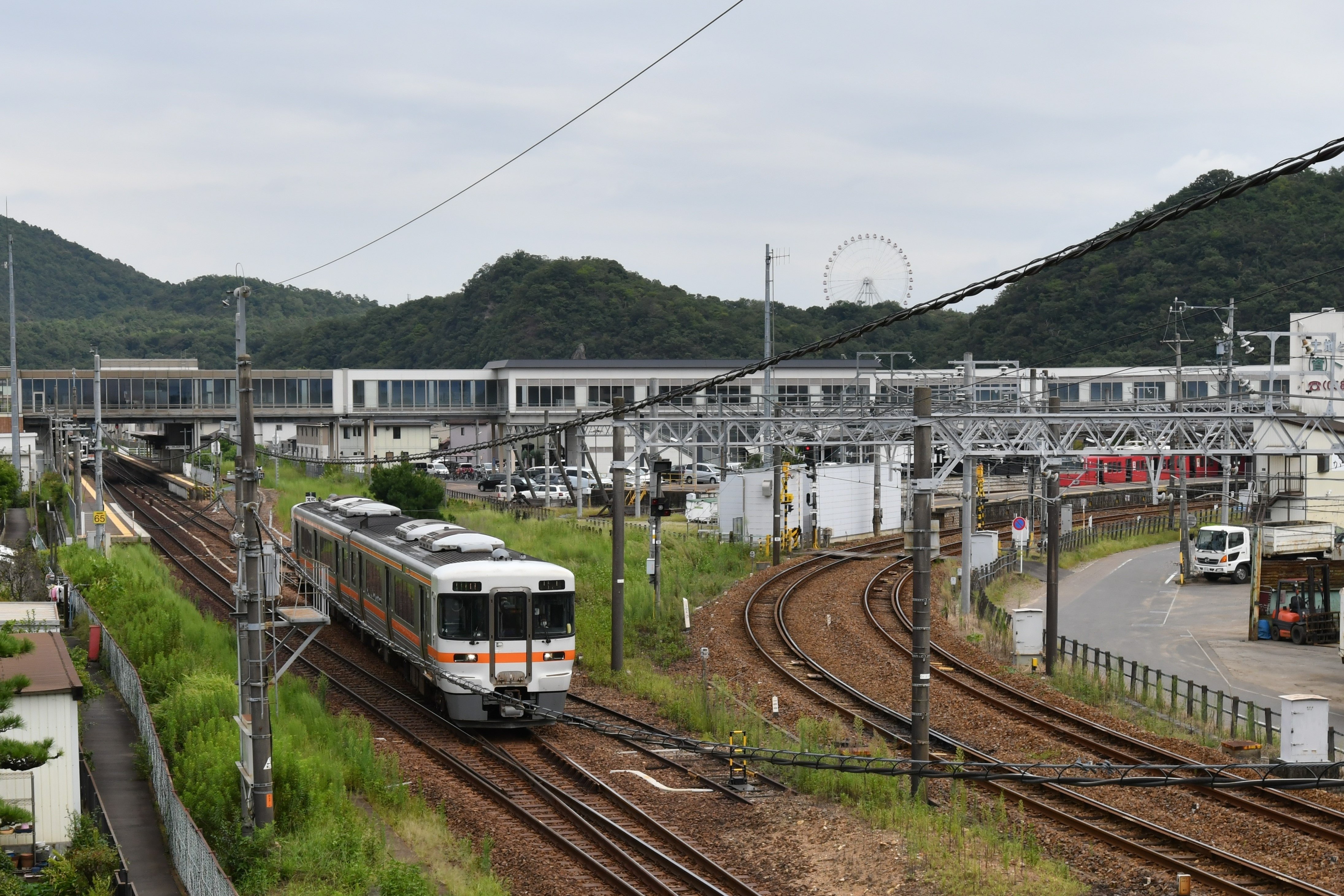 隣接するJR鵜沼駅と名鉄新鵜沼駅 「競合より共存」運行の要、ともに