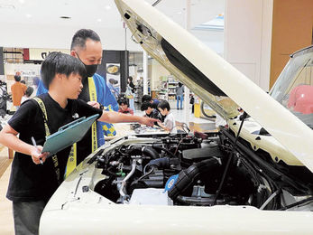 車の点検 楽しく学ぶ 県整備振興会 岐阜市でフェア | 岐阜新聞デジタル 車の点検 楽しく学ぶ 県整備振興会 岐阜市でフェア | 岐阜新聞デジタル