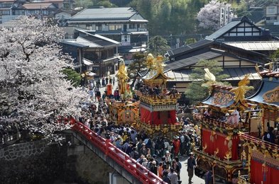 春の高山祭が開幕 見頃を迎えた桜の中、華やかな祭り屋台が練る | 岐阜