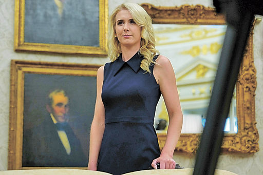 トランプ氏女性秘書話題 外遊・公務以外も同行 代わりにSNS投稿