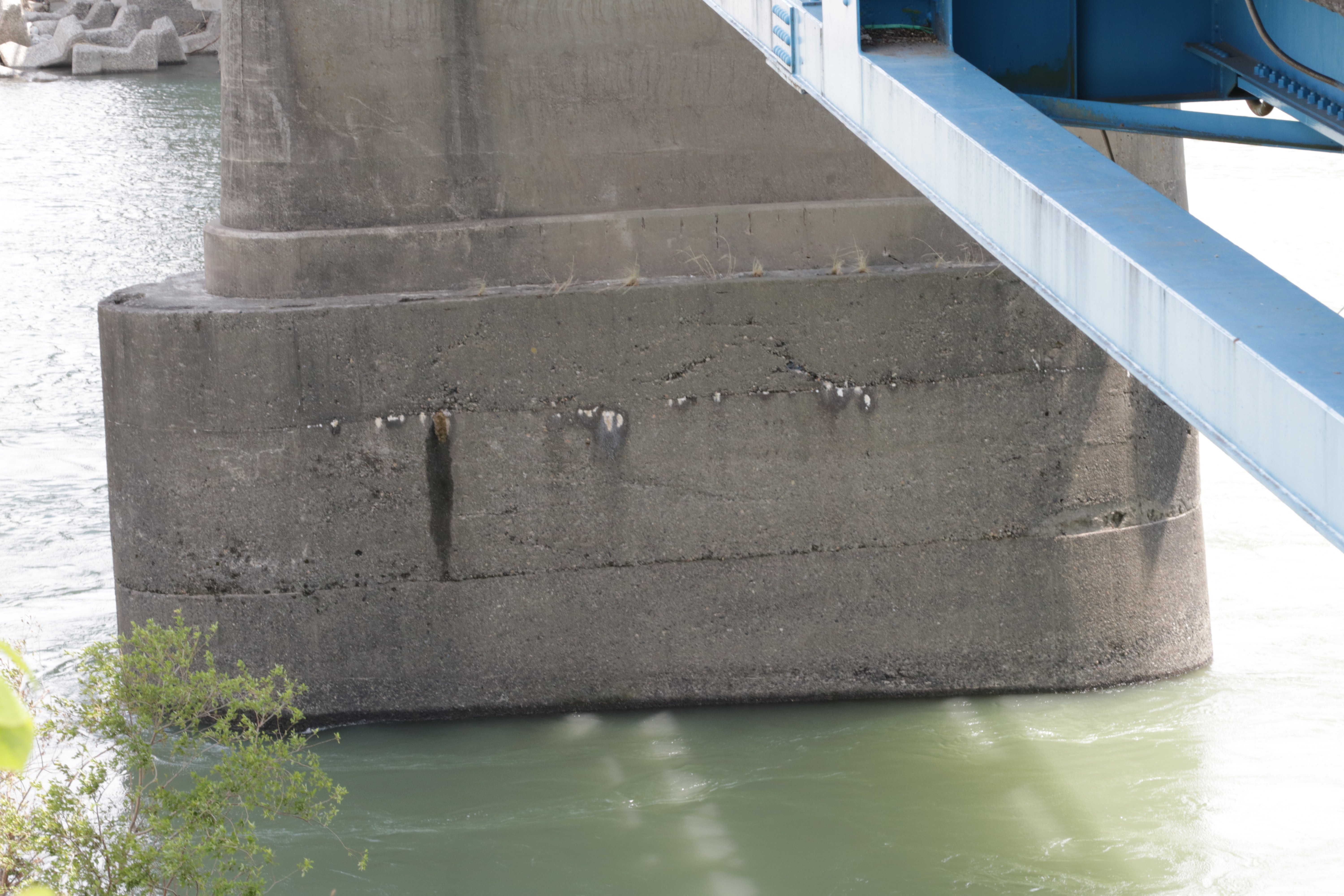 岐阜　パート　大橋 動画】傾いた橋、原因を調査 各務原市の川島大橋、通行人が気付き封鎖 | 岐阜新聞デジタル