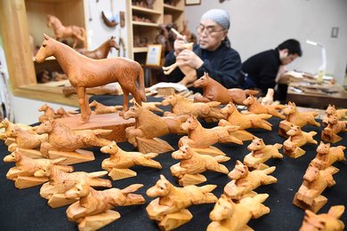 来年もウマくいくように 飛騨の伝統工芸「一位一刀彫」干支の置物作り