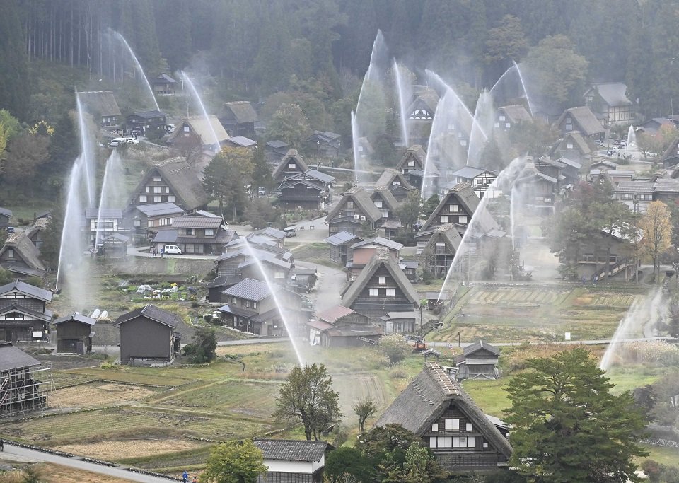 世界遺産に水のアーチ 白川郷で一斉放水訓練 | 岐阜新聞デジタル