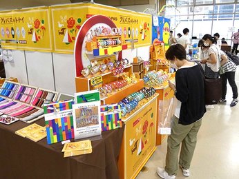 文具女子博 開幕 名古屋限定グッズも 喫茶店メニューを絵はがきに 岐阜新聞web