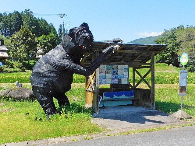 バス停に巨大クマ！？実はかかし 高さ３ｍ、遮光ネットで製作 | 岐阜新聞デジタル