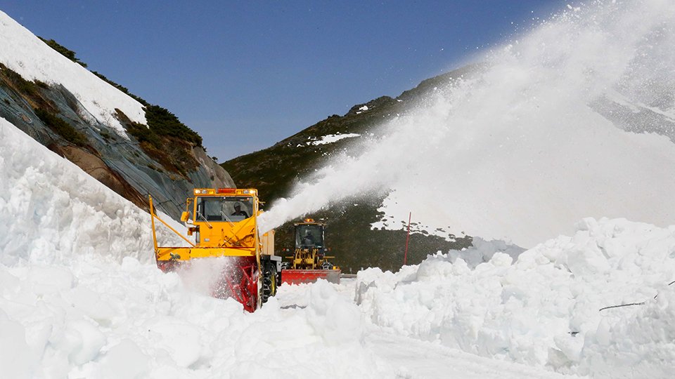 乗鞍スカイラインで除雪作業進む 5月15日全線開通に向け