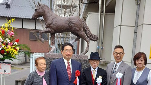 ラブミーチャン銅像除幕、「笠松競馬救った」シンデレラストーリー後世
