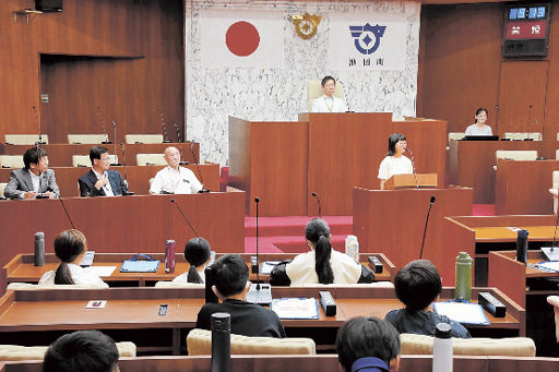 私の暮らす町、仕組み学ぶ 池田小児童が町役場を見学 議場で町議や職員