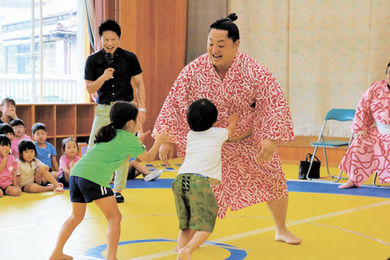 12日から名古屋場所 お相撲さんと力比べ 杉の子幼稚園児中村部屋と