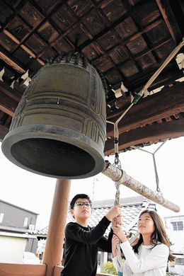 昼にゴーンと除夜の鐘 北方町・龍祥禅寺 子ども、高齢者らが参加