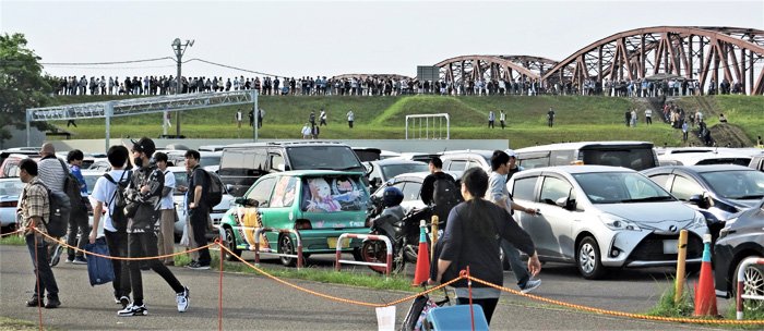 シンデレラグレイ賞、笠松競馬場にウマ娘ファン殺到（上）聖地巡礼 | 岐阜新聞Web