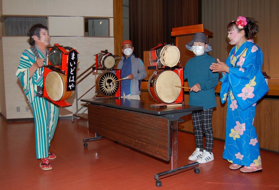 チンドン屋ショー「個性的で控えめで」 岐阜・飛騨市の公民館で楽しむ会 | 岐阜新聞デジタル