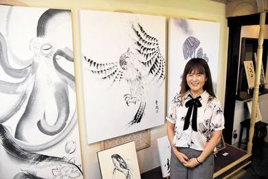 生き物、墨で躍動感表現 揖斐川町出身 書家・亜哉さん個展 | 岐阜新聞