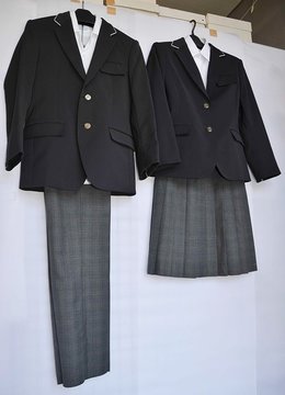 ジェンダーレス制服、男女兼用ブレザー導入「スラックスは経済負担減  