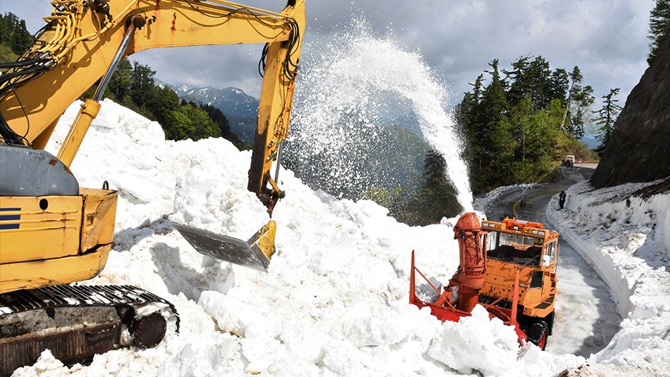秦森康屯　雪の白川郷 白山白川郷ホワイトロード 6月開通へ向け除雪作業進む | 岐阜