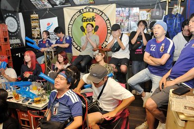 W杯サッカー「日本の史上最強は更新」サポーターが健闘たたえる 鈴木