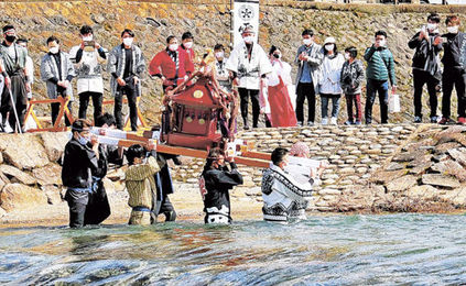 新酒が出来ためでた めでた 雫宮祭 みこし担ぎ川へ 高山市 手筒花火も豪快打ち上げ 岐阜新聞web 新酒が出来ためでた めでた 雫宮祭 みこし担ぎ川へ 高山市 手筒花火も豪快打ち上げ 岐阜新聞web