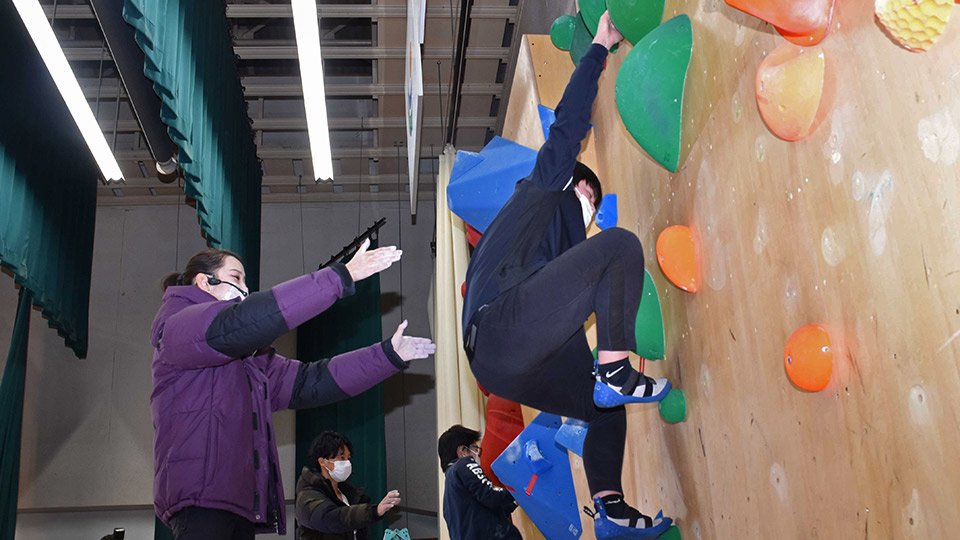 体育館にボルダリング壁 岐阜 金山小 東京五輪メダリストらと交流 岐阜新聞web