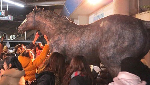 駆けだす雄姿、ファンに囲まれ永遠の輝き☆「銅像」になった元祖