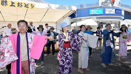 郡上おどり、浴衣姿で輪になって 7月11日開幕、長良川SAでPR