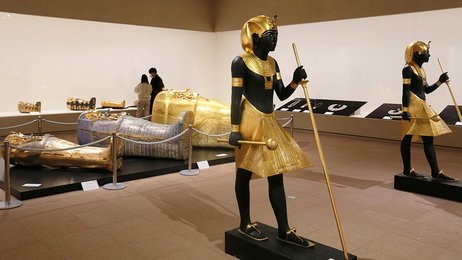 黄金のマスクレプリカなど展示、古代エジプトの世界再現 岐阜・高山市