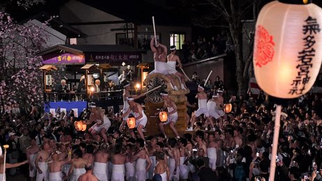起し太鼓に熱狂、飛騨・古川祭が開幕 男たちのもみ合いに歓声