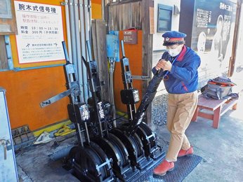 腕木式信号機」で駅員気分 明知鉄道・岩村駅、ファンの要望で体験用
