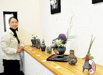 機能的で芸術性高い花瓶１２０点 土岐の陶芸家 三尾さん、中津川で個展