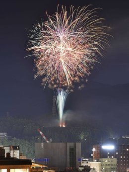 大輪 新たな輝き 飛騨高山花火３年ぶり夜空染める 岐阜新聞web