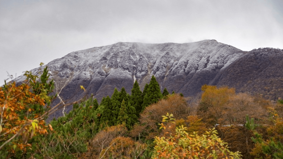 伊吹山うっすら雪化粧 岐阜・滋賀県境で今季初冠雪 平年より7日早く