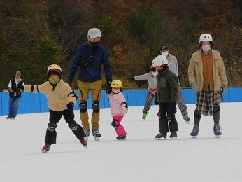 岐阜県唯一の屋外スケート場 クリスタルパーク恵那 冬季営業開始 岐阜新聞web