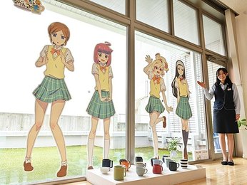 アニメ やくならマグカップも 推しキャラと写真を 等身大ステッカー登場 岐阜新聞web