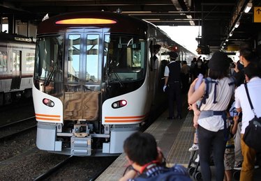 新型車両 希望を飛騨に運んで ｊｒ高山線でデビュー 高山駅では歓迎セレモニー 岐阜新聞web