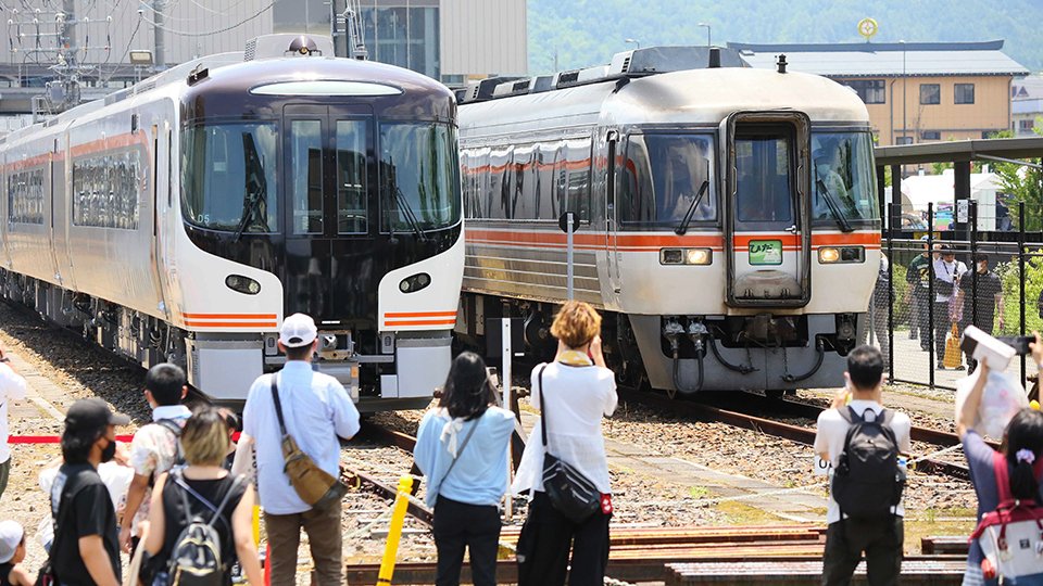 特急「ひだ」新顔公開 HC85系×キハ85系そろい踏み、高山駅