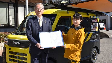 サバイバルアイドルが災害時急行、特別車で物資配布や情報発信