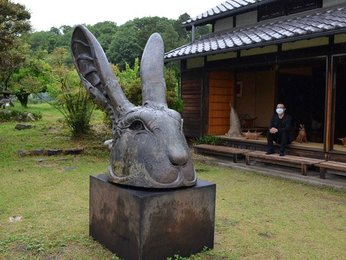 樹齢670年、神明大杉の生命力に触発され動物彫刻 彫刻家の