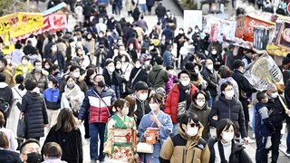 お腹さすって金運アップ、恵比寿様石像に開運の願い 岐阜・出雲福徳