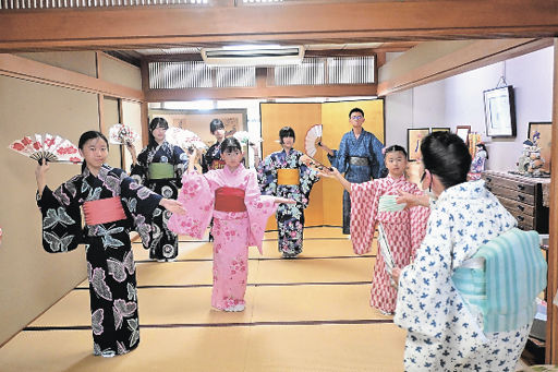 山貞呉服店で体験講座 日本舞踊かわいらしく舞う | 岐阜新聞デジタル