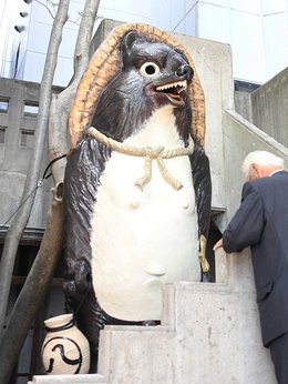 巨大タヌキ像復活、2．9メートル信楽焼を化粧直し 岐阜・松岡