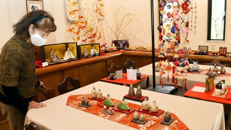 表情多彩な陶ひな人形、女性作家6人が作品展 岐阜・土岐市の