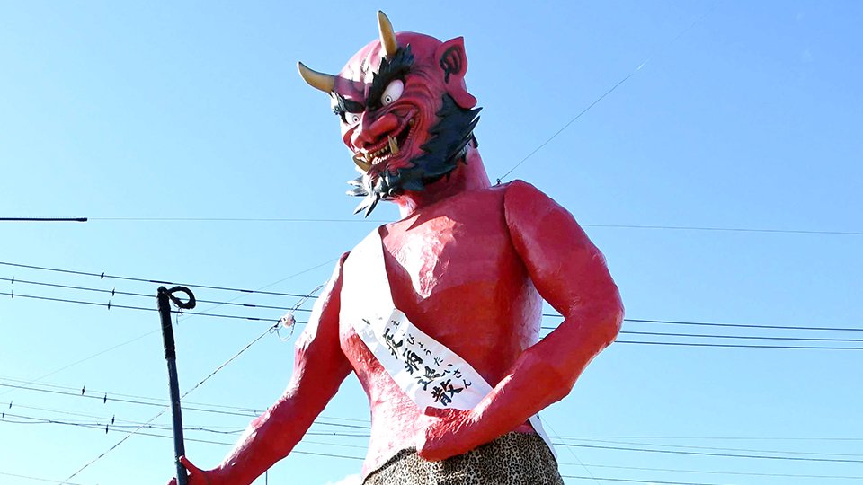 巨大赤鬼ギロリ、街の治安見守る 高さ7メートル、岐阜市・玉性院が