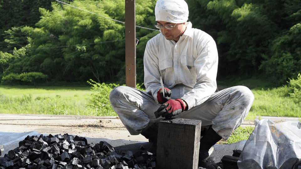 県内生産量少なく他県に依存 松炭が高騰、刀匠に打撃 | 岐阜新聞デジタル